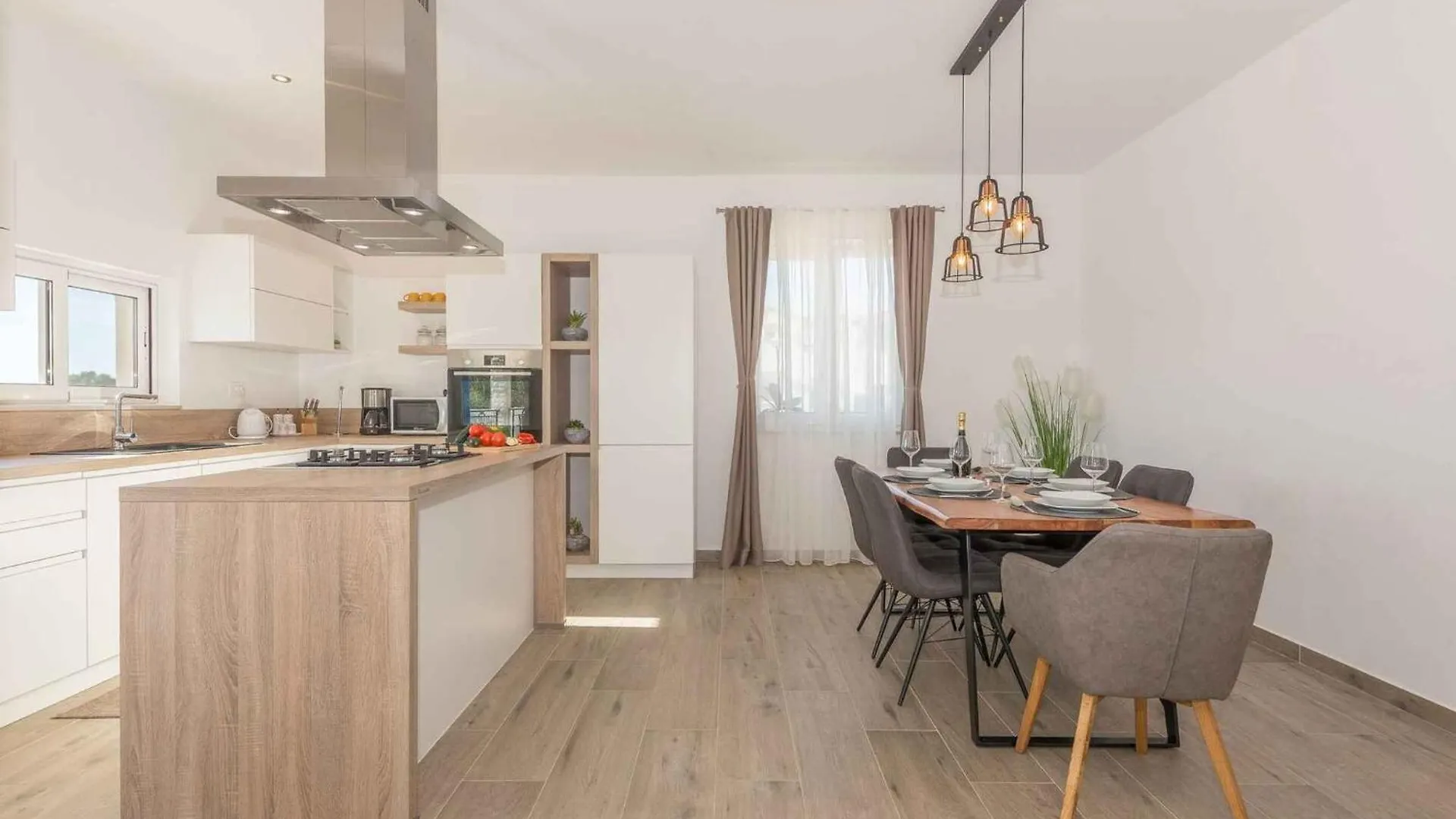 Holiday Home In Tinj 51845