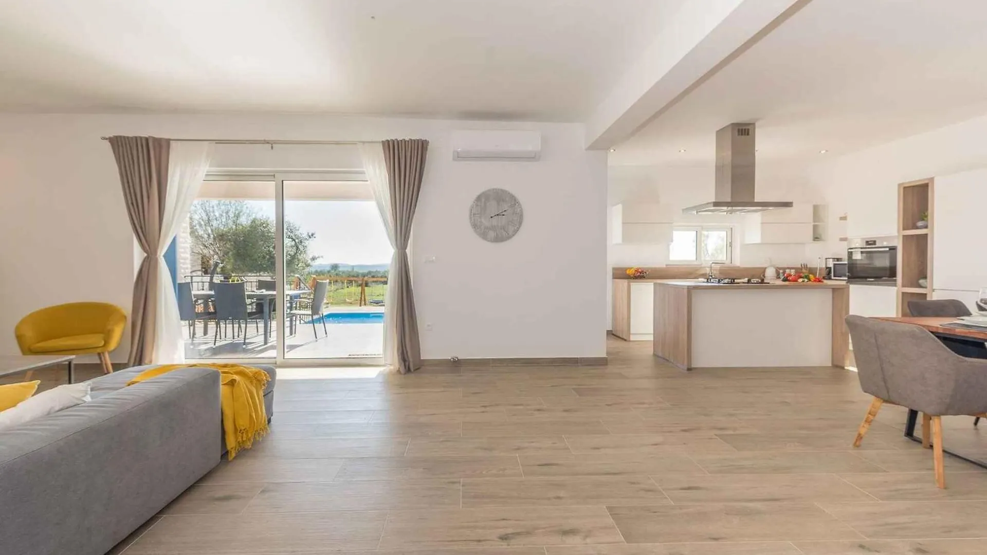 Holiday Home In Tinj 51845