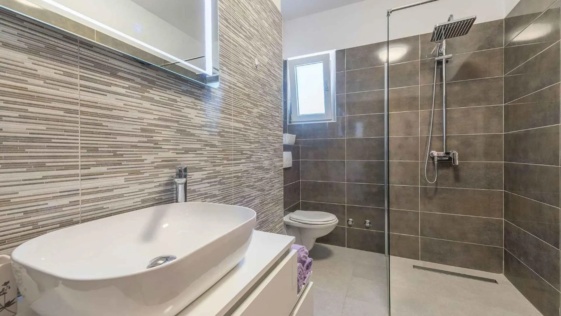 Holiday Home In Tinj 51845