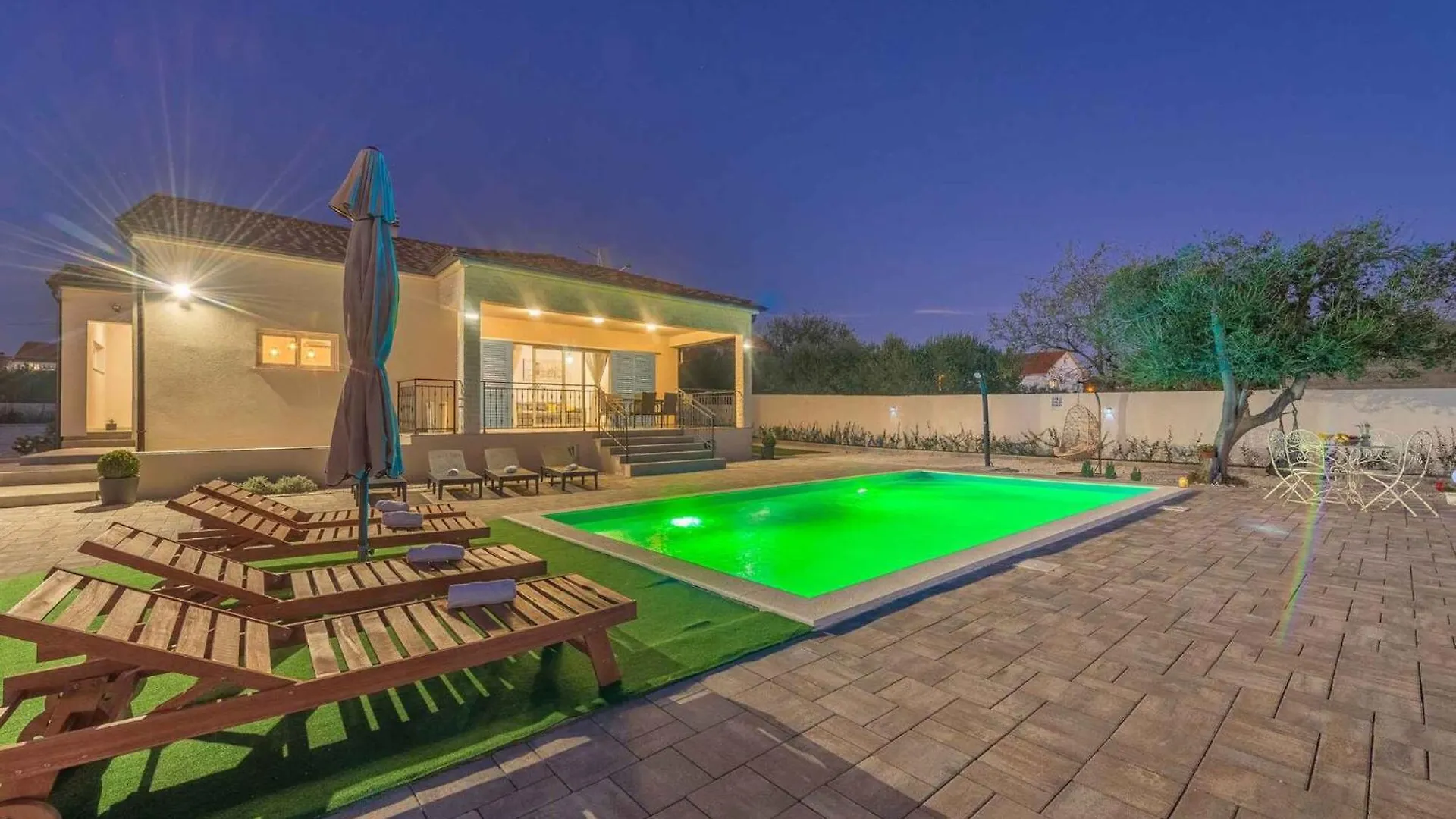 Holiday Home In Tinj 51845